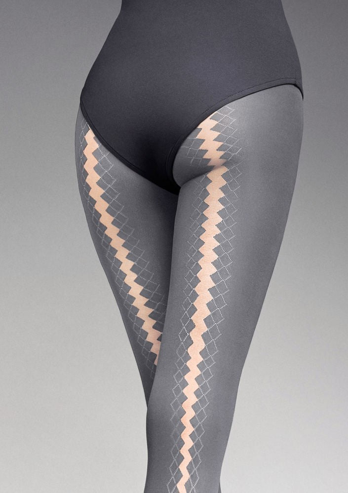 Panty hose with clearance seam